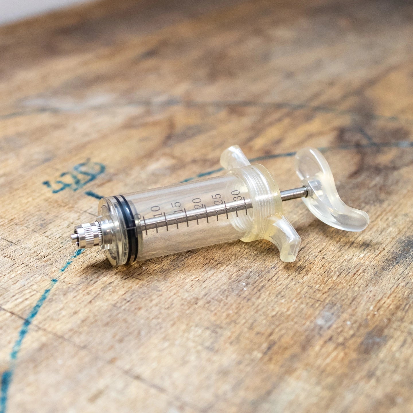 Workshop_Spritze_entlueften_mineraloel_schwarz