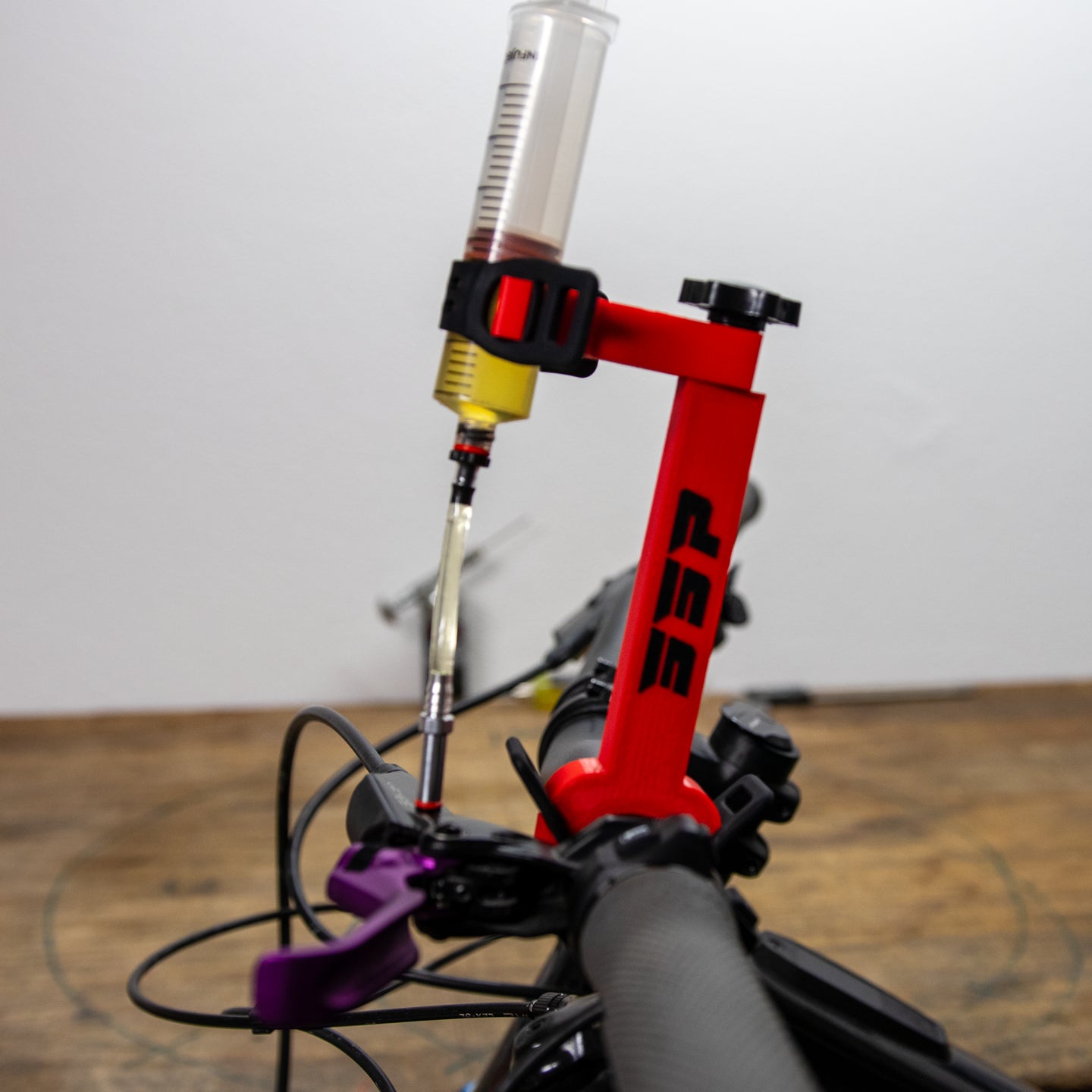 Workshop Spritzenhalter Pro – Spritzenhalter zum Bremsen entlüften